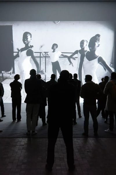 Avant-première de l’œuvre Ijó de Gabriel Moses dans l’exposition REVERB The Vinyl Factory lors du cocktail de fin d'année pour nos partenaires. ©Victor & Simon / Grégoire d'Ablon