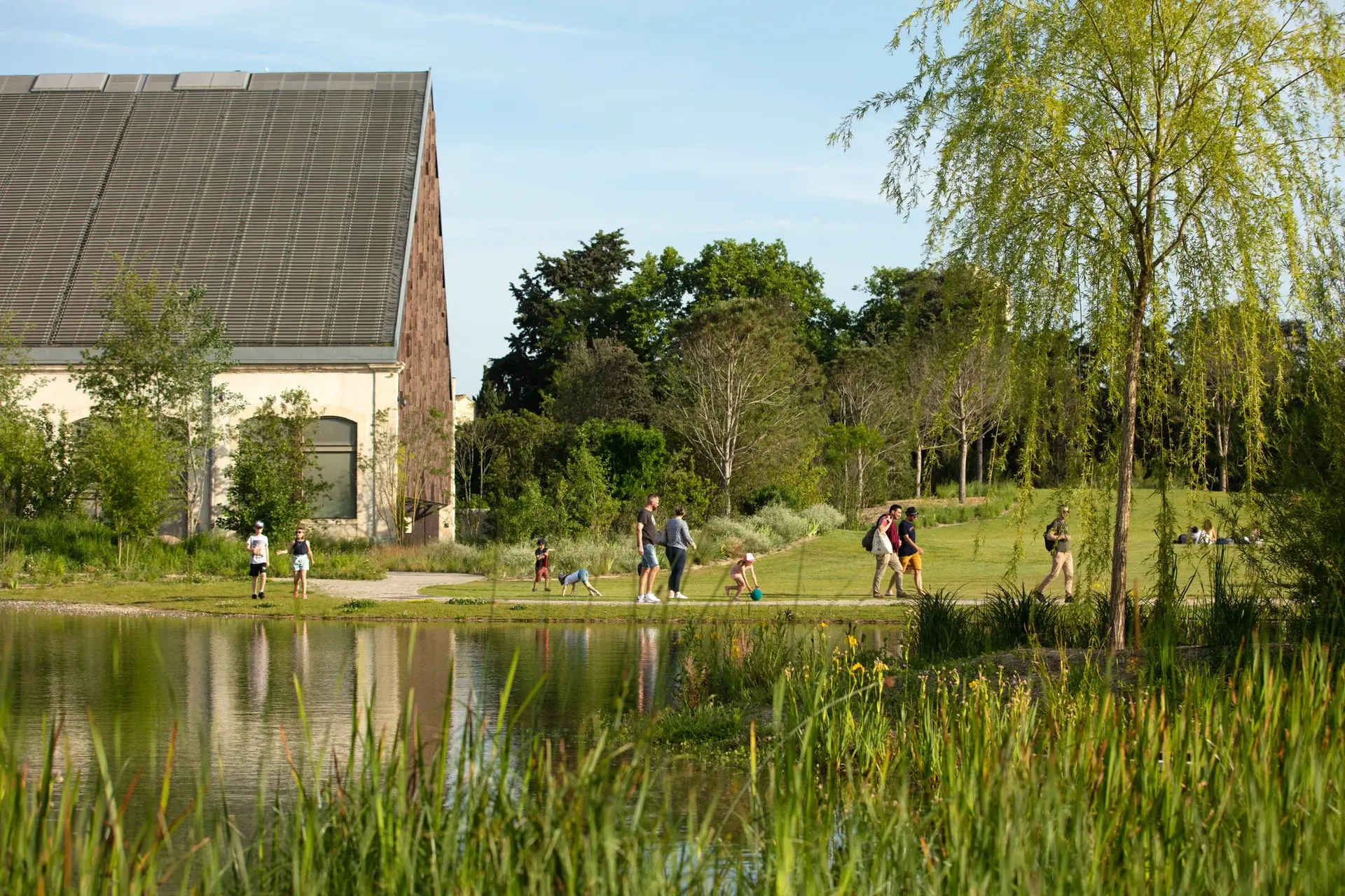 Des visiteurs se promènent dans le parc paysager
